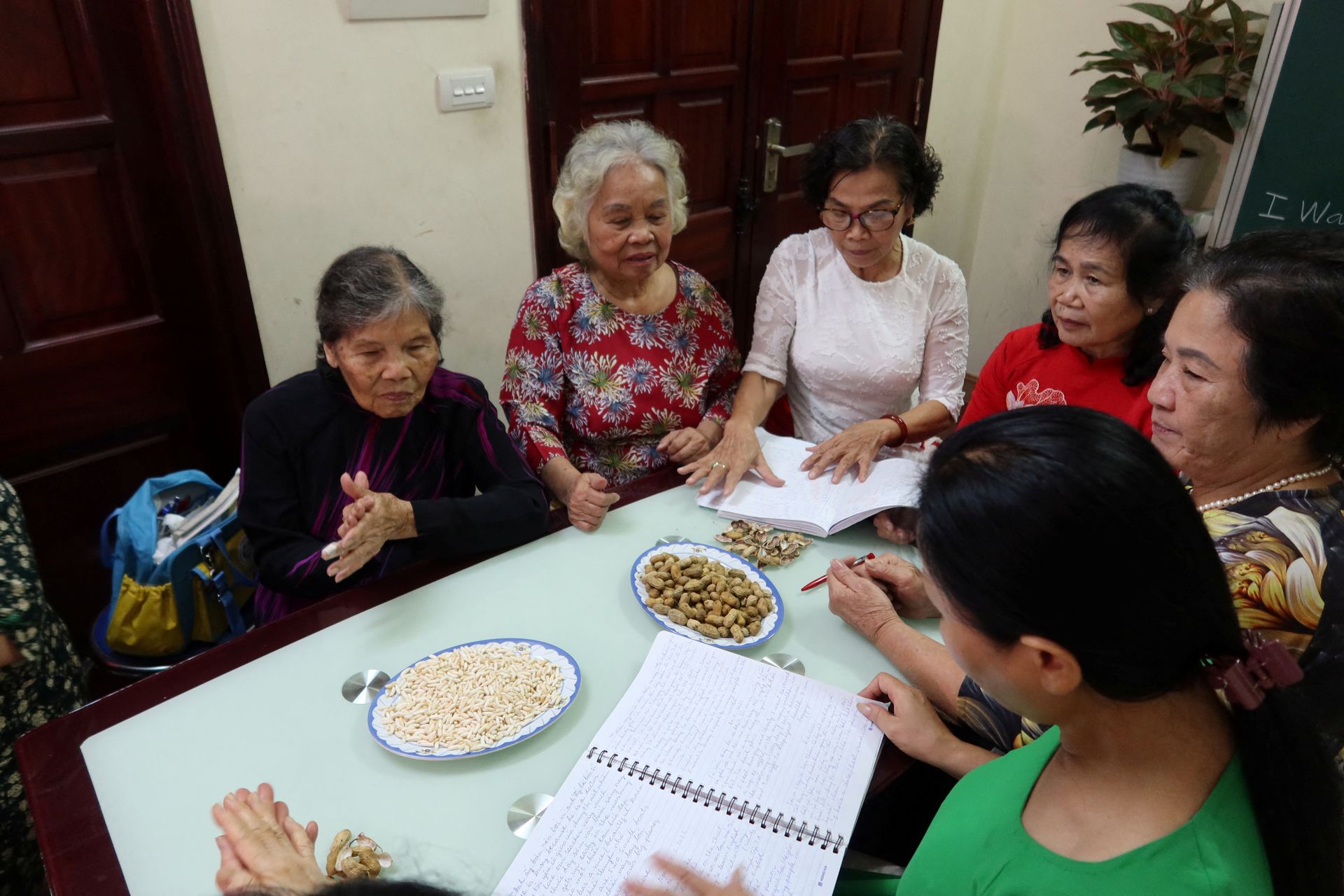Elderly people attend an english class in Hanoi, Vietnam November 8, 2022. Photo: Reuters