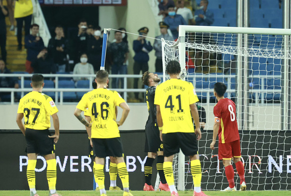 Borussia Dortmund’s goalkeeper Alexander Meyer tries to fix the crossbar during their friendly game with Vietnam at My Dinh National Stadium in Hanoi, November 30, 2022. Photo: Nguyen Khanh / Tuoi Tre