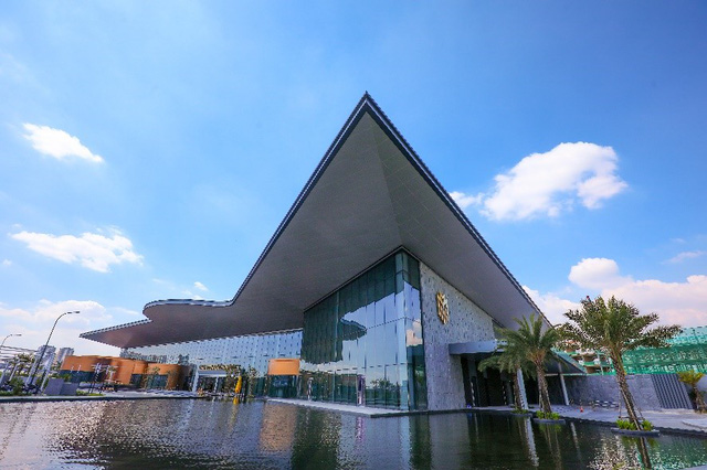 The sales gallery is also Vietnam's first building with the largest surrounding water-covered surface landscape.