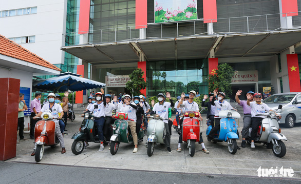 A group of 30 Vespa scooters depart from the headquarters of the People Committee of District 3, Ho Chi Minh City on December 2, 2022. Photo: Chau Tuan / Tuoi Tre