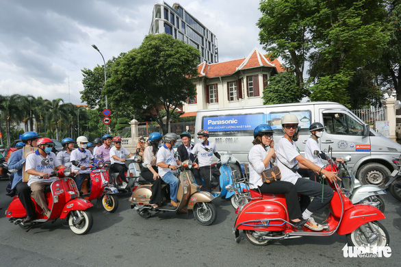 Visitors are taken around the streets in District 3, Ho Chi Minh City by Vespa scooters on December 2, 2022. Photo: Chau Tuan / Tuoi Tre