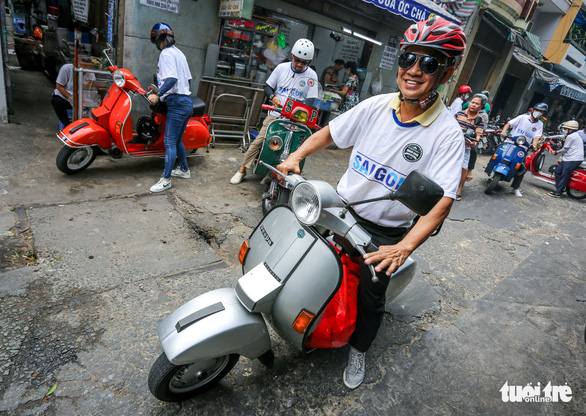 Visitors are taken around local alleys in District 3, Ho Chi Minh City by Vespa scooters on December 2, 2022. Photo: Chau Tuan / Tuoi Tre