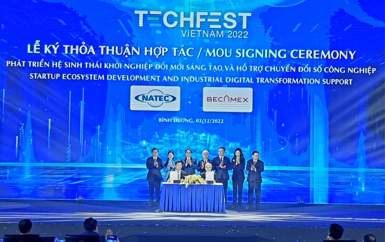Vietnam, Singapore join hands to support firms in Vietnam in industrial digital transformation