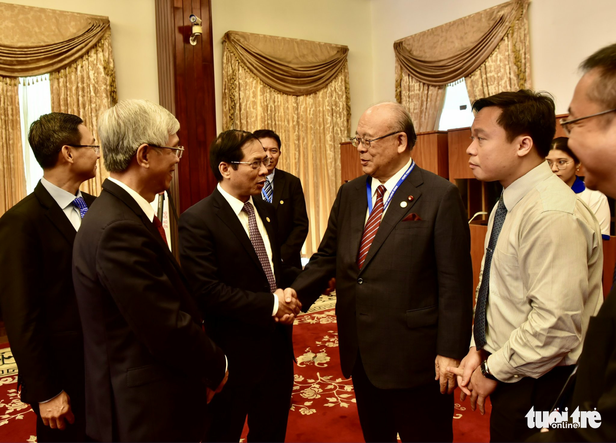 Vietnamese Minister of Foreign Affairs Bui Thanh Son (L, 3rd) meets delegates during the Ho Chi Minh City Friendship Dialogue, December 3, 2022. Photo: T.T.D. / Tuoi Tre