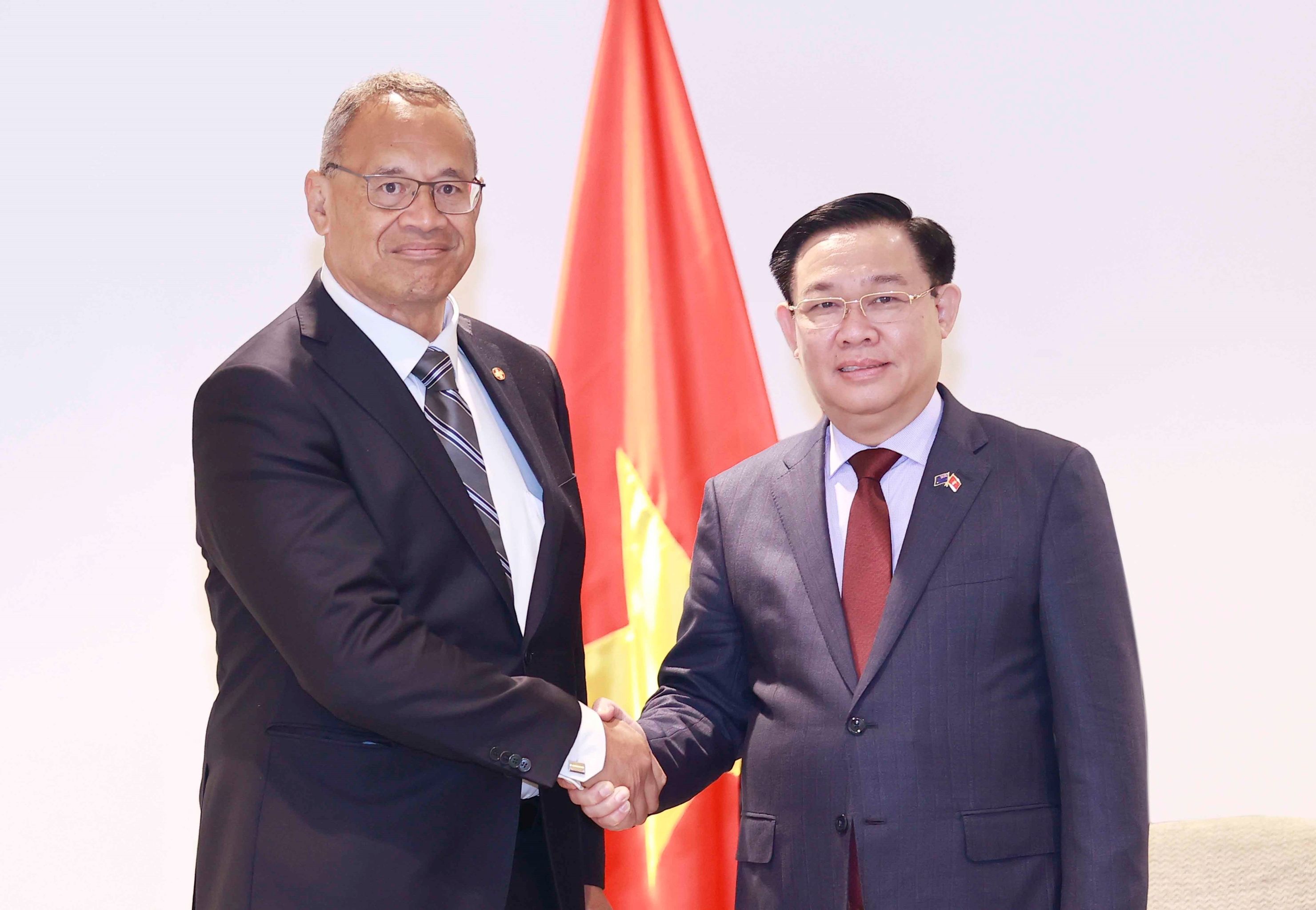 Vietnamese National Assembly Chairman Vuong Dinh Hue (R) shakes hands with Fiso Investment Group CEO John Fiso in Auckland, New Zealand, December 4, 2022. Photo: Vietnam News Agency