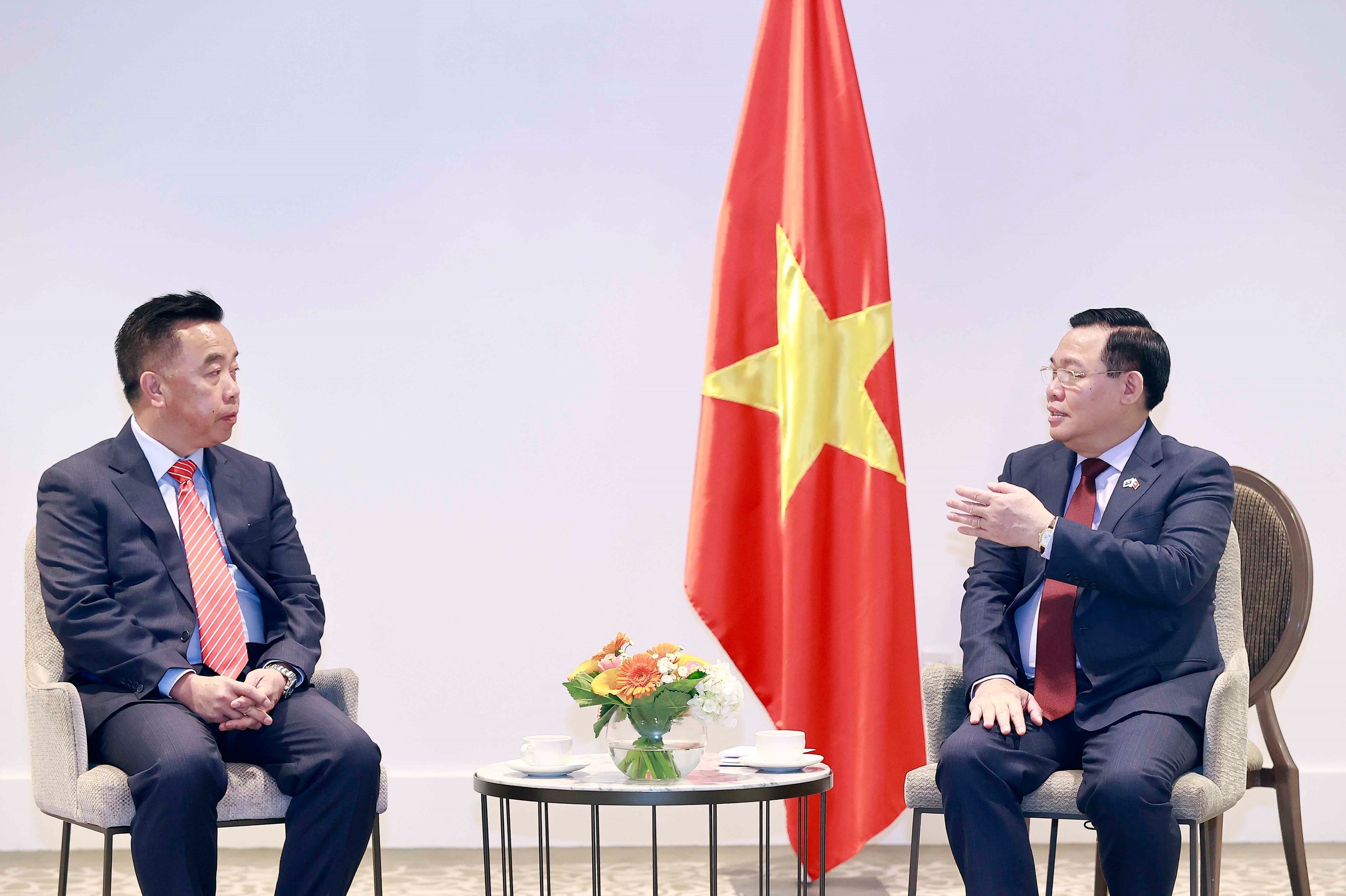 Vietnamese National Assembly Chairman Vuong Dinh Hue (R) meets Don Ha, CEO of RE/MAX, in Auckland, New Zealand, December 4, 2022. Photo: Vietnam News Agency