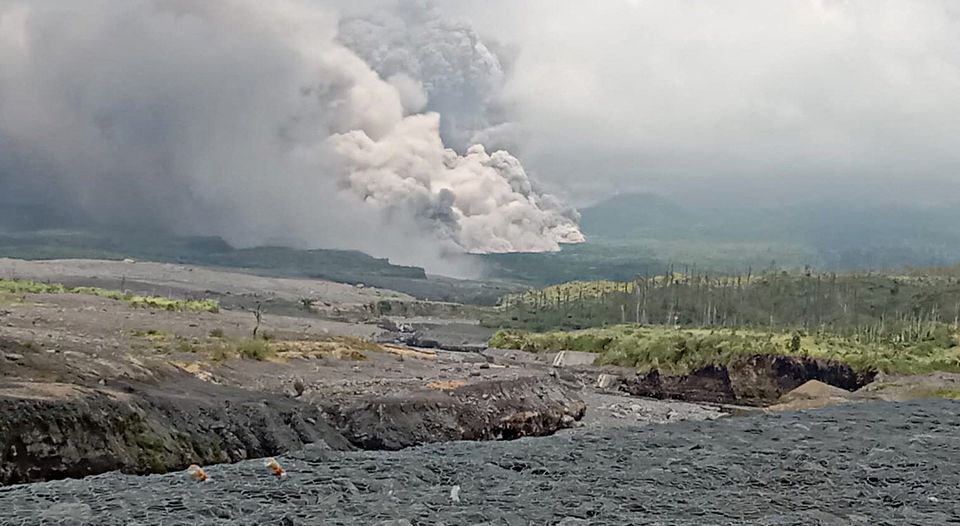 Volcanic ash is seen from Pronojiwo following the eruption of Mount Semeru volcano, in Lumajang, East Java province, Indonesia, December 4, 2022.  Photo: Antara Foto/Eri/ via REUTERS