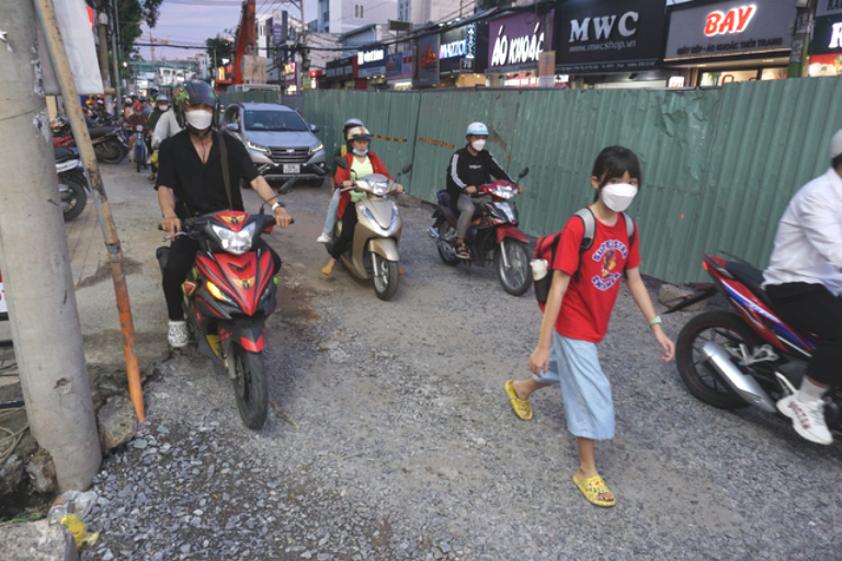 The road surface is damaged on Vo Van Ngan Street in Thu Duc City, Ho Chi Minh City. Photo: Duc Phu / Tuoi Tre