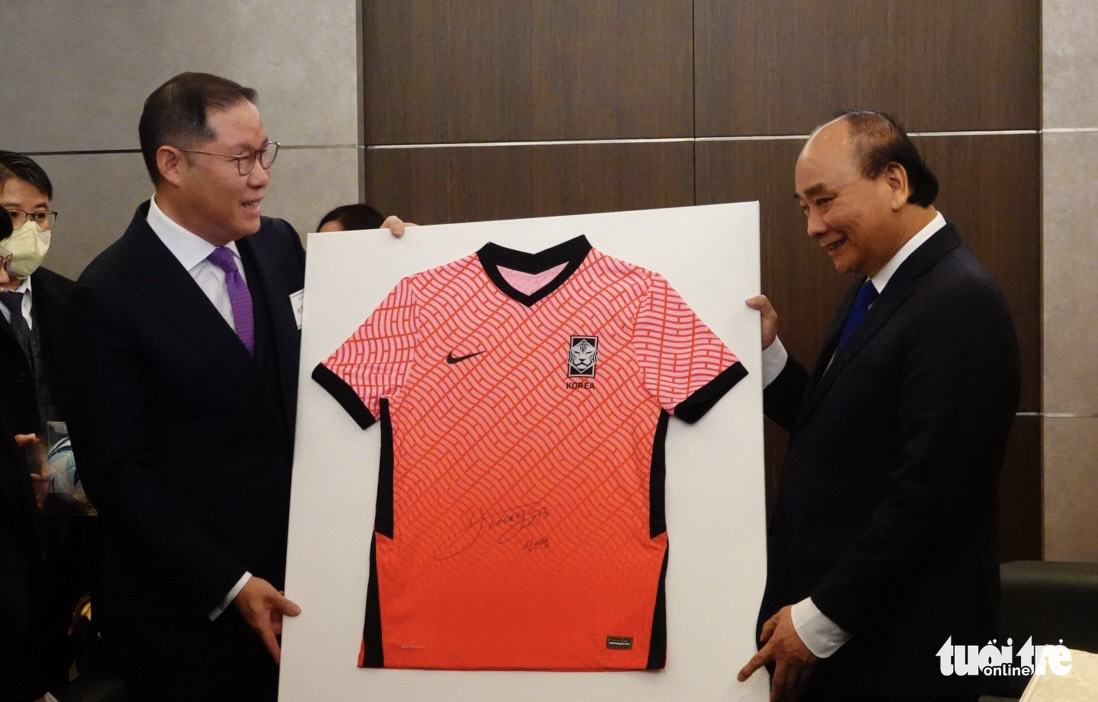 Vietnam president presented with S.Korean football jersey during state visit