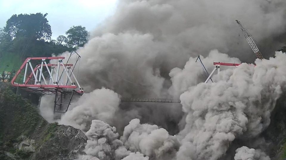 Gladak Perak Bridge is seen following the eruption of Mount Semeru volcano, in Lumajang, East Java province, Indonesia, December 4, 2022. Photo: Antara Foto/National Disasters Mitigation Agency (BNPB)/ via REUTERS