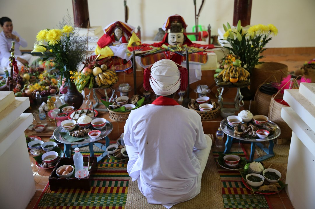 The ritual to honor the ancestors of pottery art at Po Klaong Can Shrine, Bau Truc Street, Phuoc Dan City, Ninh Phuoc District, Ninh Thuan Province, in a photo of the panel preparing the documents on Cham pottery art.