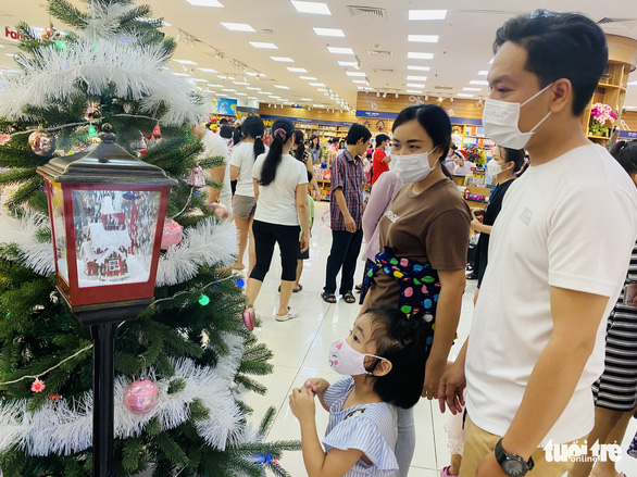Customers are seen looking at Christmas products at Fahasa bookstore in Giga Mall in Thu Duc City, Ho Chi Minh City, in this image. Photo: Bong Mai / Tuoi Tre