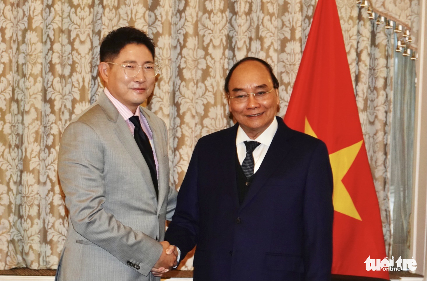 Vietnamese State President Nguyen Xuan Phuc (R) shakes hands with chairman of Hyosung Group Cho Huyn Joon in Seoul, December 6, 2022. Photo: Vien Su / Tuoi Tre