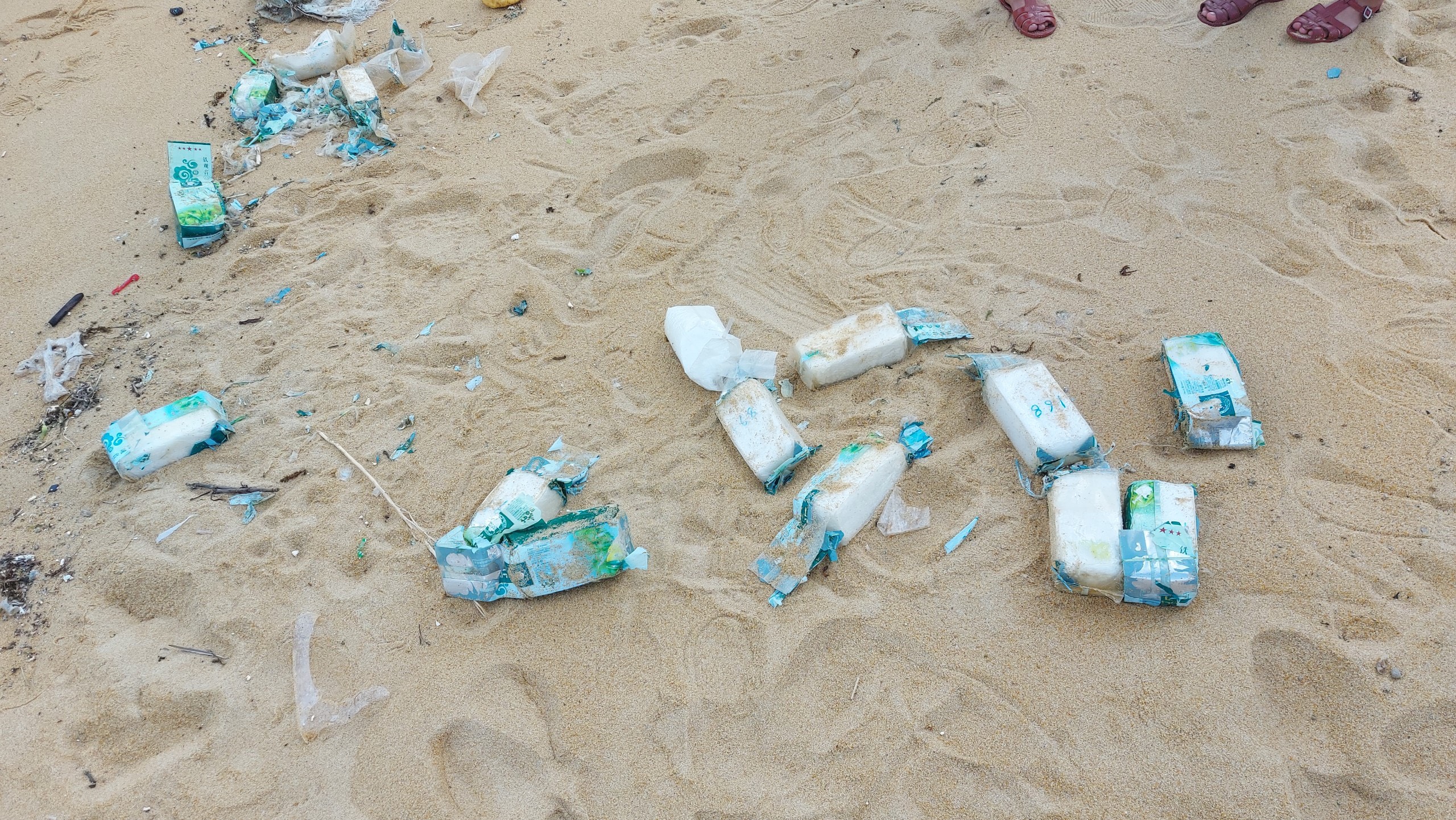 Bags of narcotics wash up on a beach in Quang Ngai Province, Vietnam, December 5, 2022. Photo: V.T. / Tuoi Tre