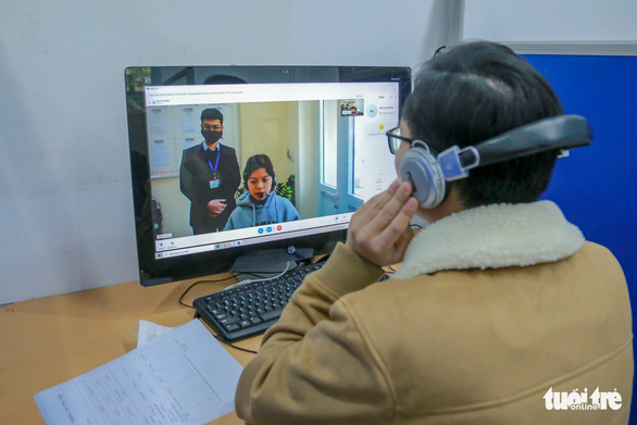 Officials at the Hanoi Employment Service Center introduce new jobs to a worker who has just lost his job. Photo: Ha Quan / Tuoi Tre