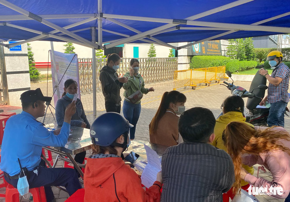 Unemployed workers complete procedures for unemployment benefits at Ty Hung Co. Ltd. in Binh Tan District, Ho Chi Minh City on December 5, 2022. Photo: Ngoc Phuong / Tuoi Tre