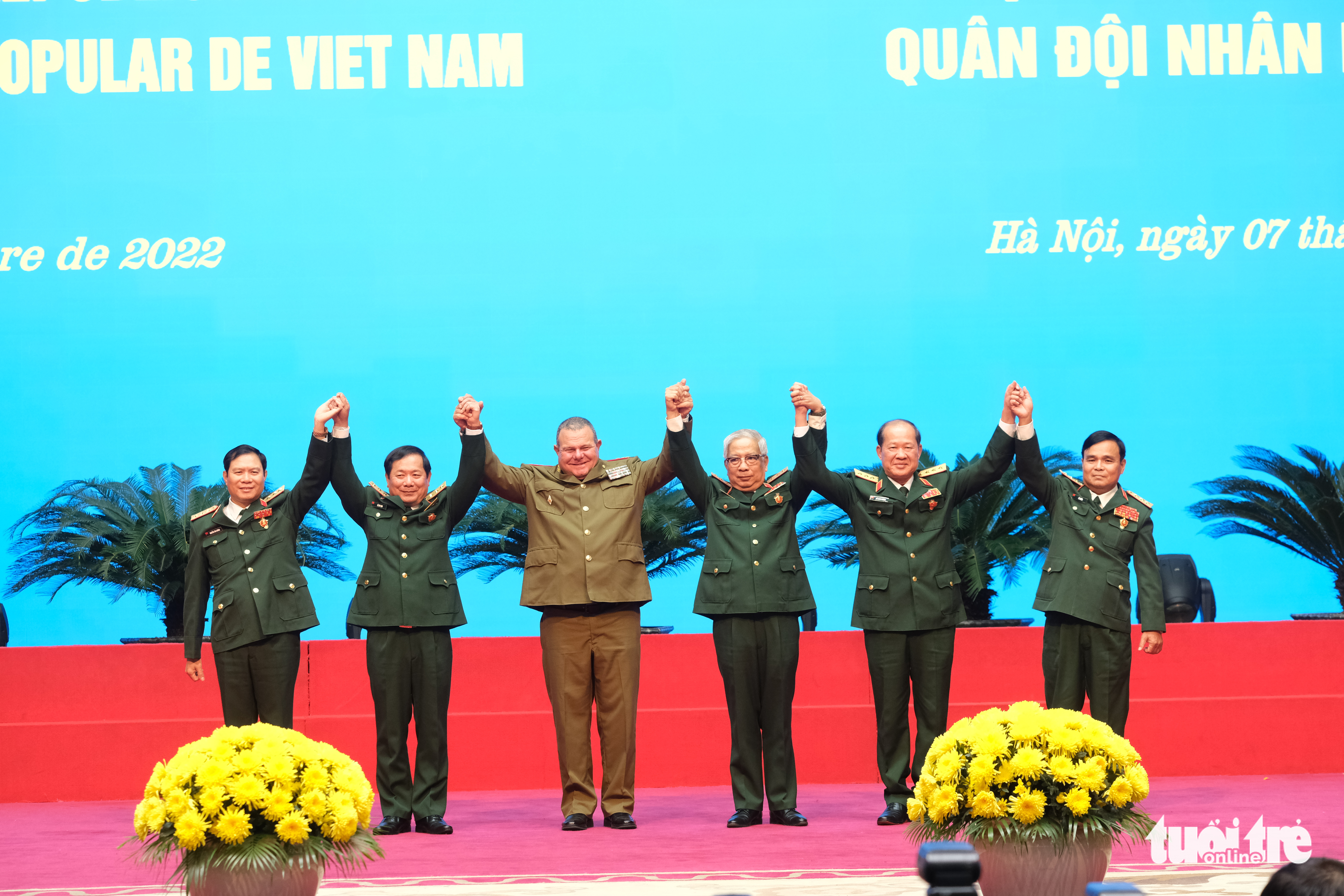 Vietnamese military officials receive the Orders of Antonio Maceo from the State of Cuba during a ceremony in Hanoi, December 7, 2022. Photo: Phu Son / Tuoi Tre