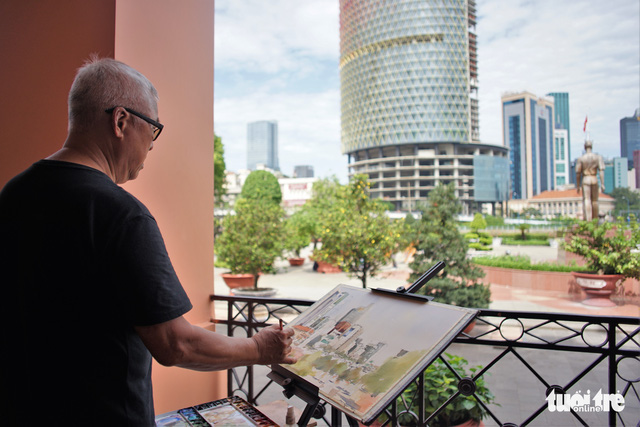 Vincent Monluc, a member of Urban Sketchers Vietnam, sketches at Nha Rong Wharf in District 4, Ho Chi Minh City. Photo: Huynh Vy / Tuoi Tre
