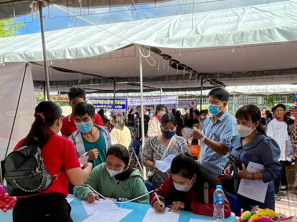 The An Giang Department of Labor, Invalids and Social Affairs introduces jobs to hundreds of laborers in Tri Ton District. Photo: Minh Khang / Tuoi Tre