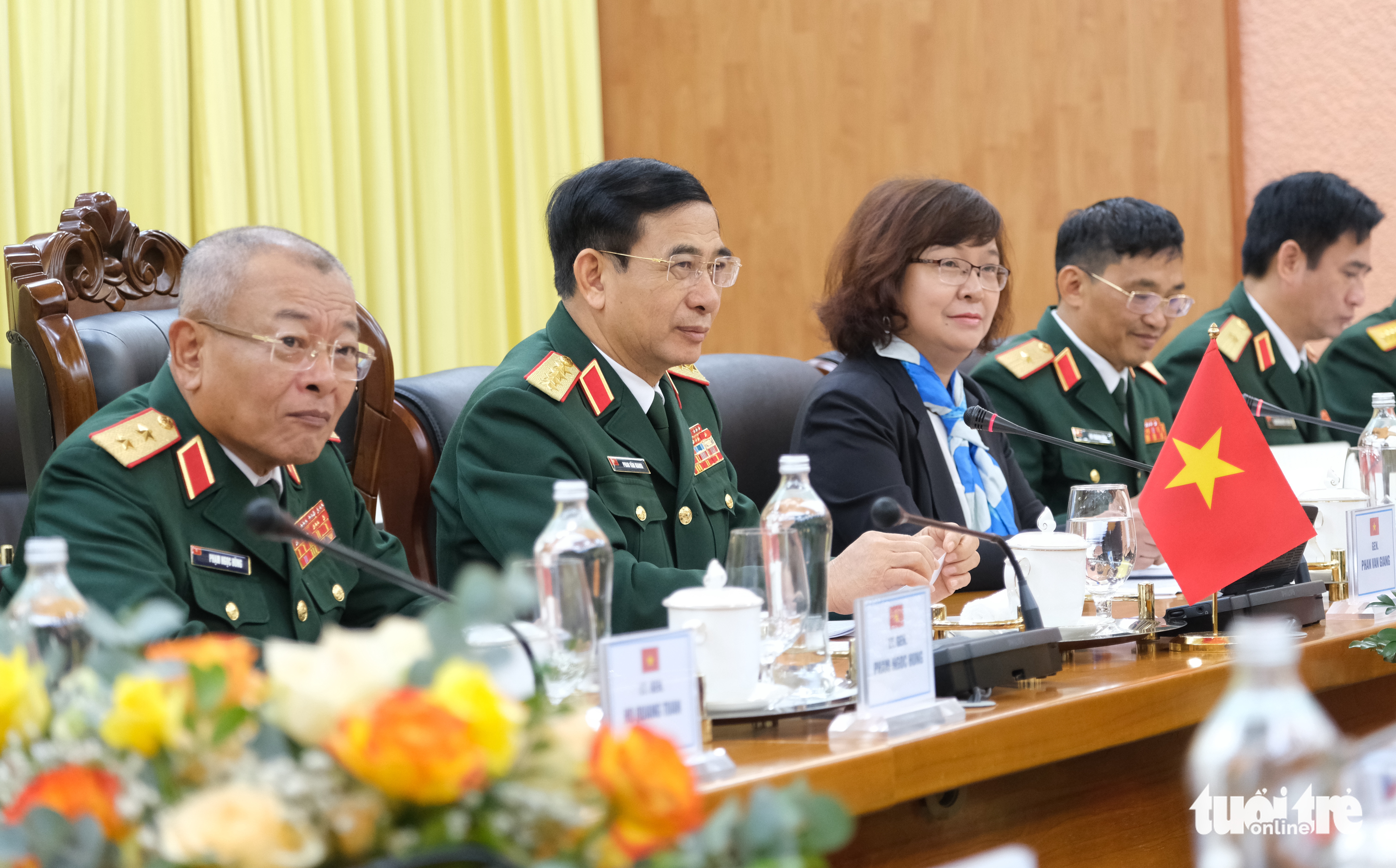 Vietnamese Minister of National Defense Phan Van Giang (L, 2nd) joins talks with Czech Minister of Defense Jana Cernochova in Hanoi, December 7, 2022. Photo: Ha Thanh / Tuoi Tre