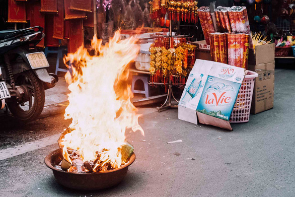 Hanoi imposes fine for burning incense, votive paper in wrong places