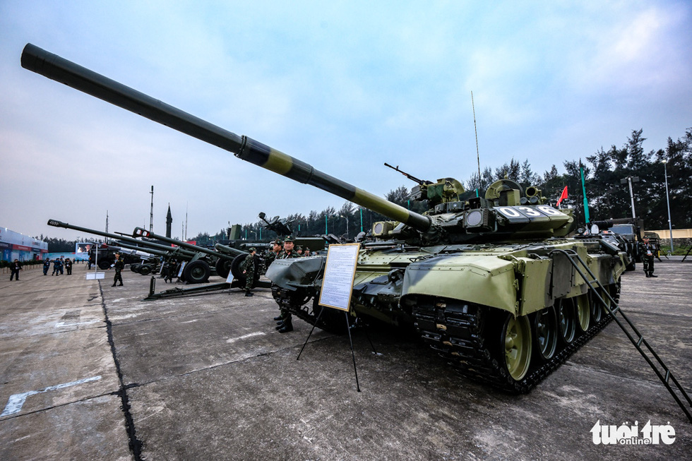 T-90S and T-90SK tanks are on display at the opening of Vietnam International Defense Expo 2022 in Hanoi, December 8, 2022. Photo: Nam Tran / Tuoi Tre