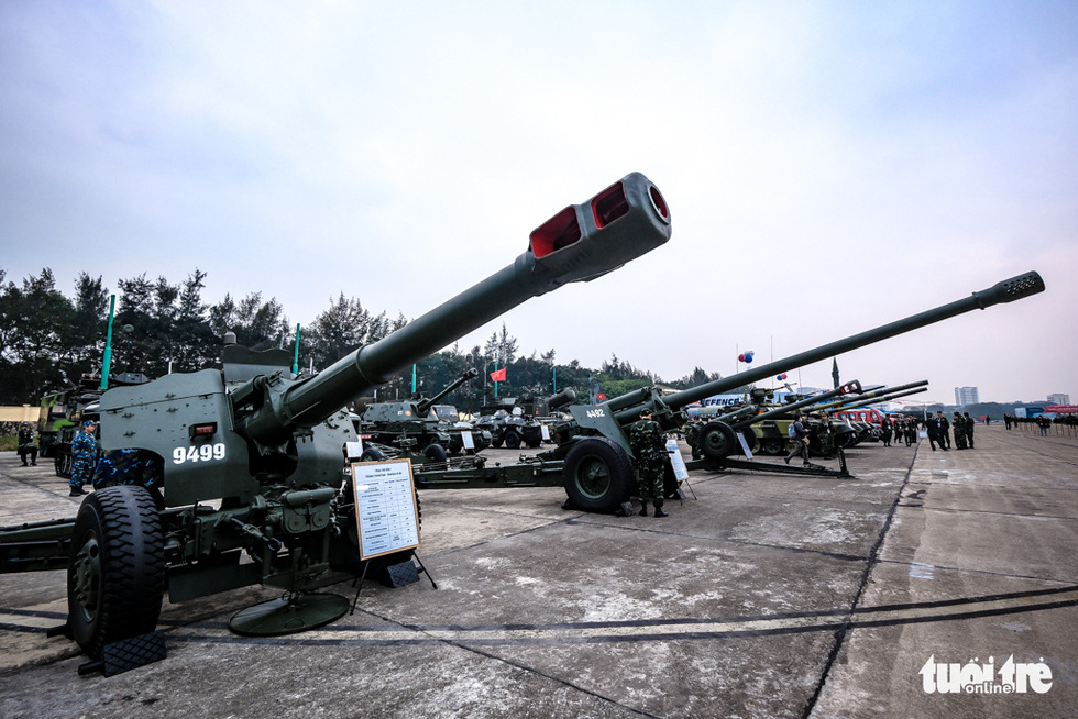Cannons 152 D20 are on display at the opening of Vietnam International Defense Expo 2022 in Hanoi, December 8, 2022. Photo: Nam Tran / Tuoi Tre