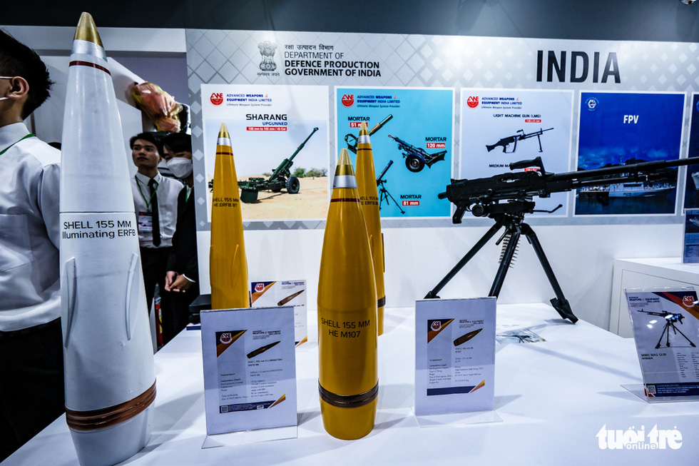 Models of warheads and guns are on display at the opening of Vietnam International Defense Expo 2022 in Hanoi, December 8, 2022. Photo: Nam Tran / Tuoi Tre