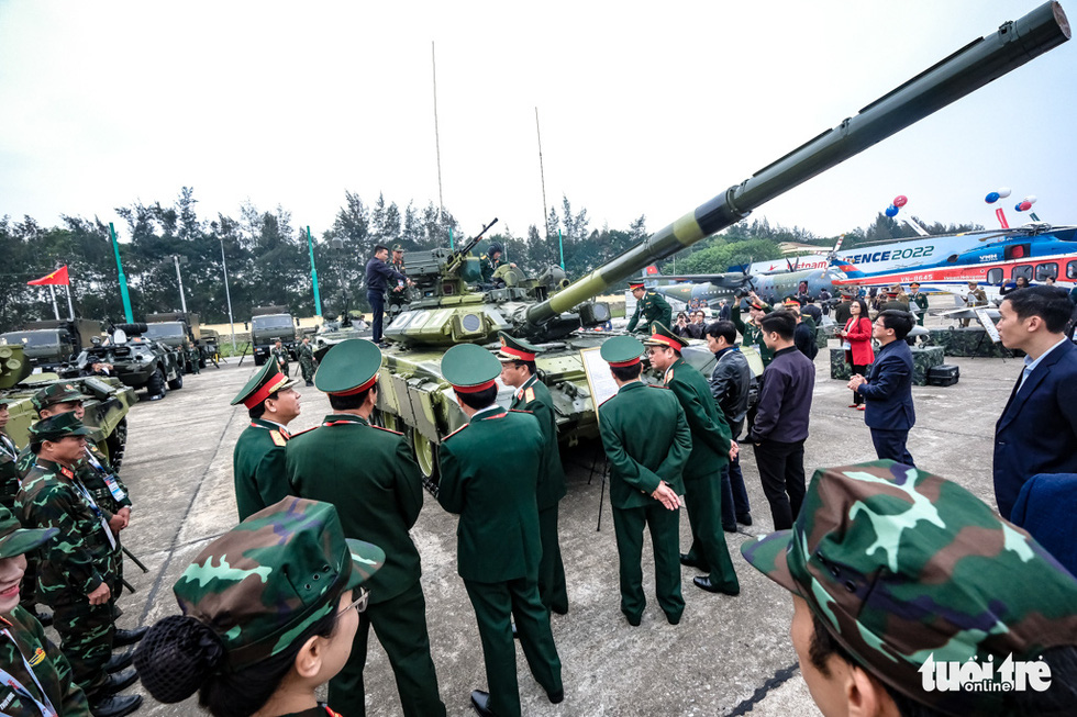 Delegates watch T-90S and T-90SK tanks on display at the opening of Vietnam International Defense Expo 2022 in Hanoi, December 8, 2022. Photo: Nam Tran / Tuoi Tre