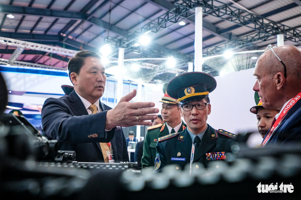Minister of Defense of Mongolia Saikhanbayar Gursed (L) talks with delegates at the opening of Vietnam International Defense Expo 2022 in Hanoi, December 8, 2022. Photo: Nam Tran / Tuoi Tre