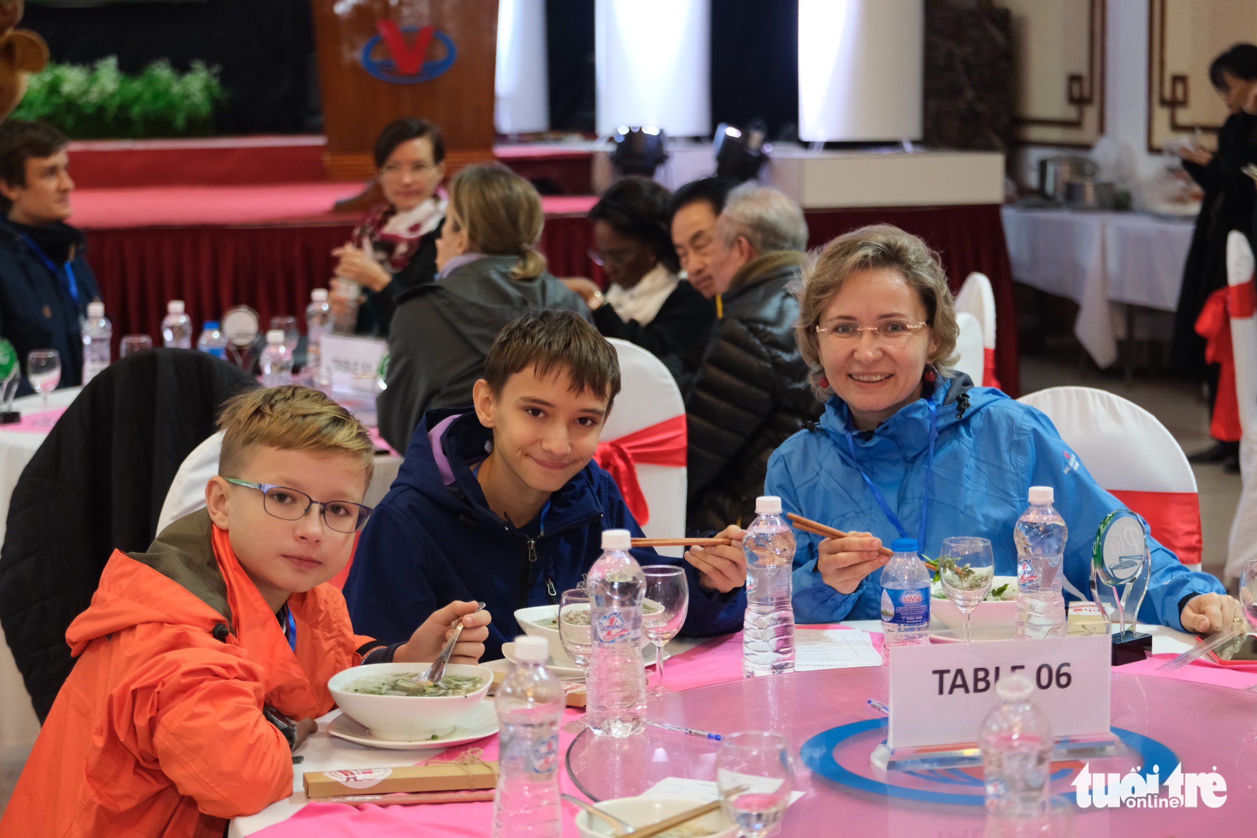 vana Judiakova (R), head of the Consular and Visa Department at the Embassy of the Republic of Slovakia in Vietnam, and her sons experience pho at the Day of Pho event organized by Tuoi Tre (Youth) newspaper in Nam Dinh Province, Vietnam, December 10, 2022. Photo: Nam Tran / Tuoi Tre