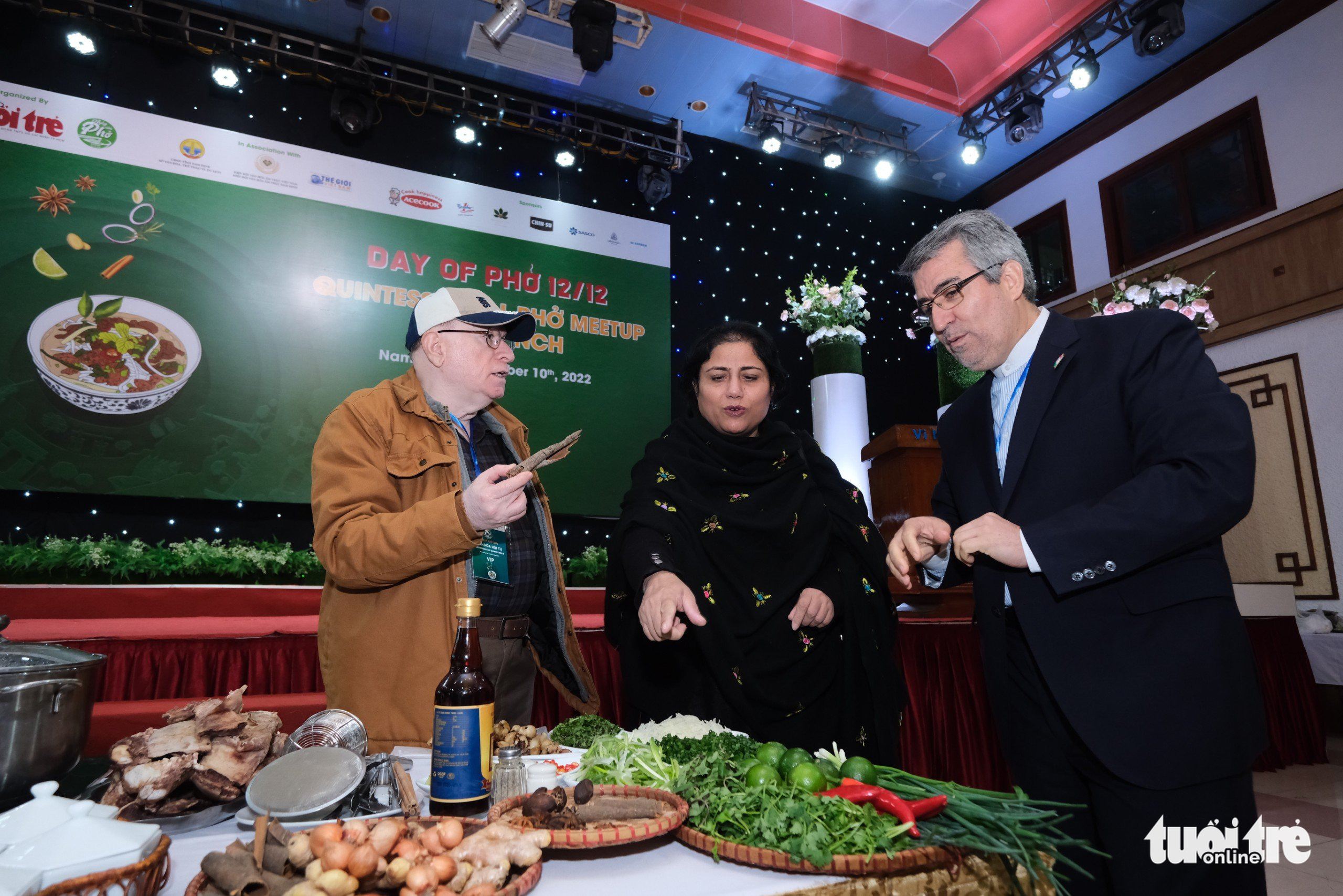 Pakistani Ambassador to Vietnam Samina Mehtab (C), her husband (L), and Iranian Ambassador to Vietnam Ali Akbar Nazari learn about ingredients to cook pho at the Day of Pho event organized by Tuoi Tre (Youth) newspaper in Nam Dinh Province, Vietnam, December 10, 2022. Photo: Nam Tran / Tuoi Tre