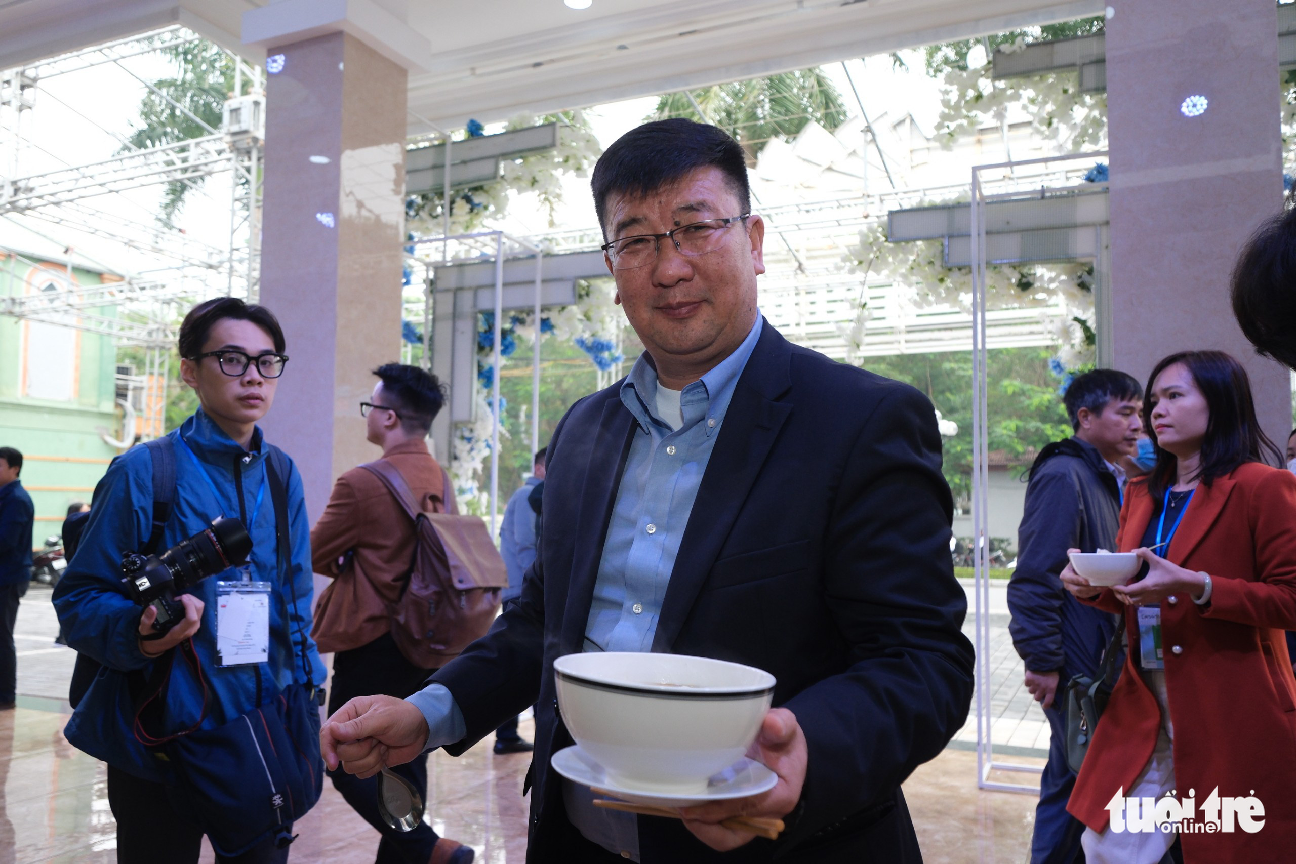 Mongolian Ambassador to Vietnam Jigjee Sereejav experiences pho at the Day of Pho event organized by Tuoi Tre (Youth) newspaper in Nam Dinh Province, Vietnam, December 10, 2022. Photo: Nam Tran / Tuoi Tre