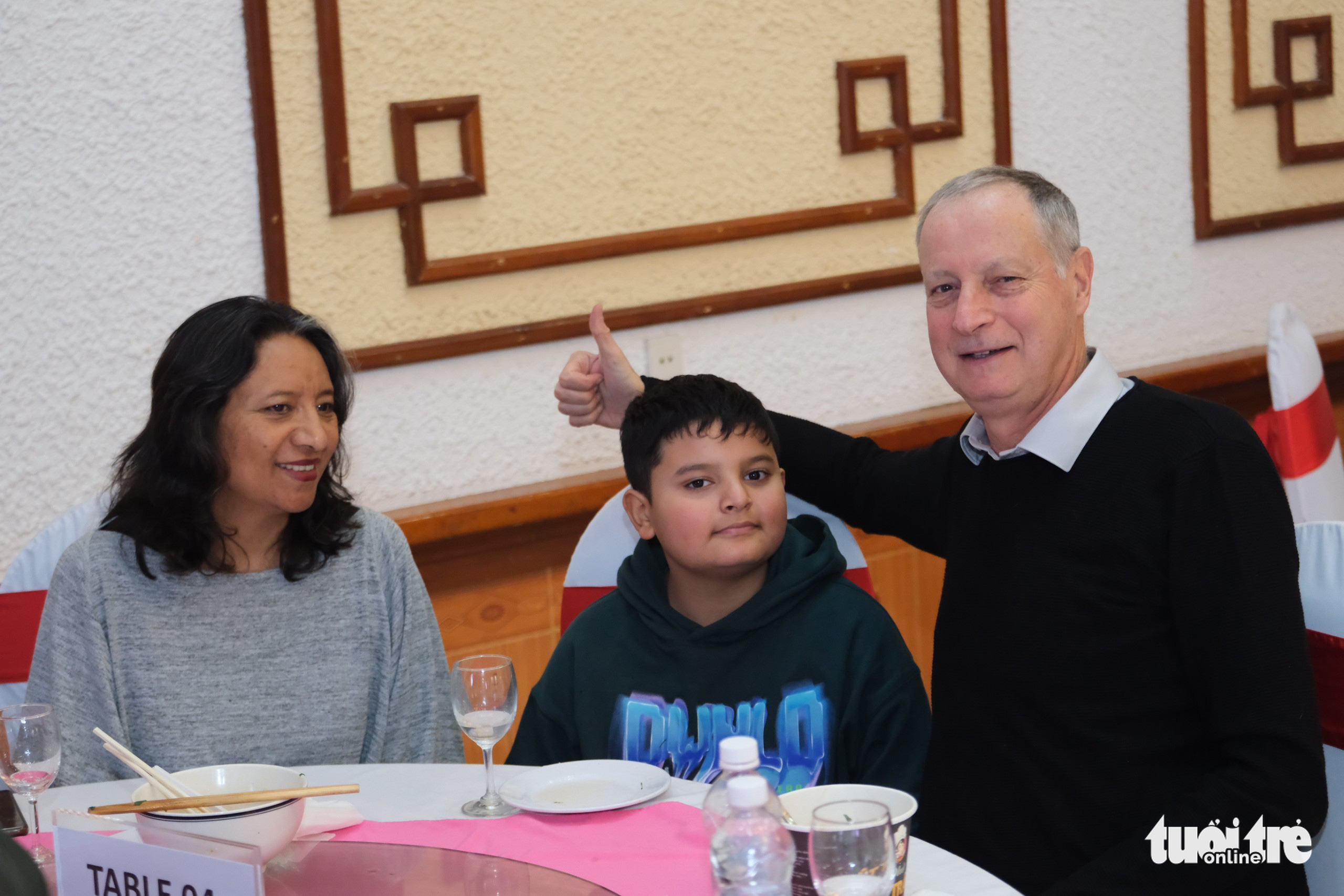 Israeli Ambassador to Vietnam Yaron Mayer (R) and his family members experience pho at the Day of Pho event organized by Tuoi Tre (Youth) newspaper in Nam Dinh Province, Vietnam, December 10, 2022. Photo: Nam Tran / Tuoi Tre