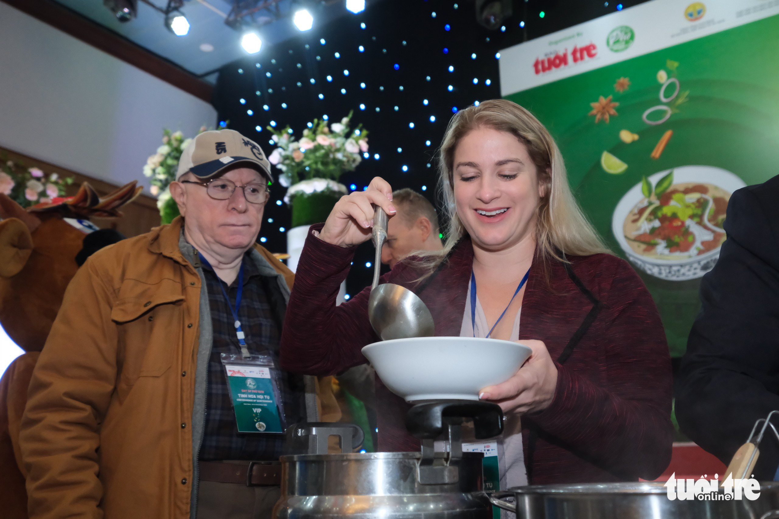 Kate Bartlett (R), Cultural Affairs Attaché at the U.S. Embassy in Vietnam, experiences pho at the Day of Pho event organized by Tuoi Tre (Youth) newspaper in Nam Dinh Province, Vietnam, December 10, 2022. Photo: Nam Tran / Tuoi Tre
