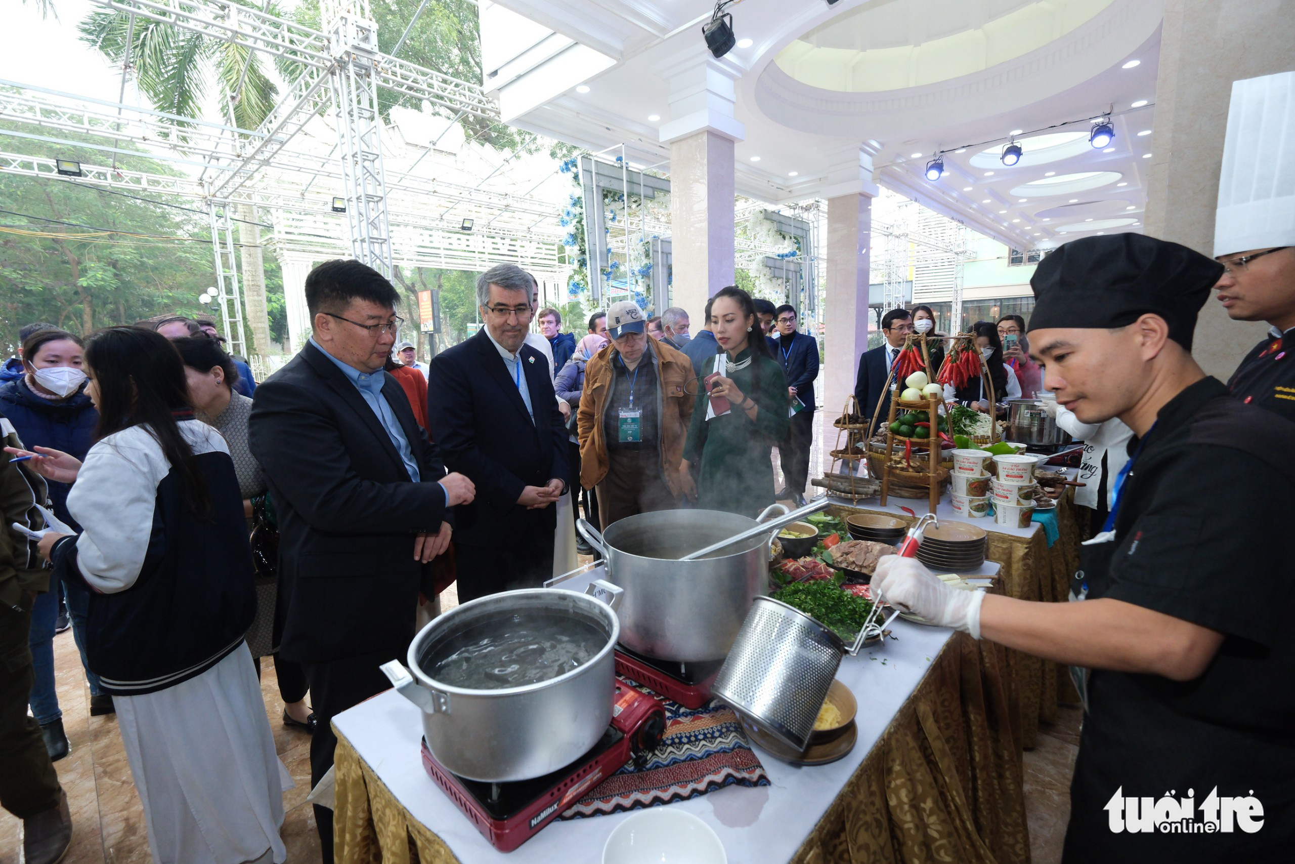 Delegates from foreign diplomatic agencies in Vietnam experience pho at the Day of Pho event organized by Tuoi Tre (Youth) newspaper in Nam Dinh Province, Vietnam, December 10, 2022. Photo: Nam Tran / Tuoi Tre
