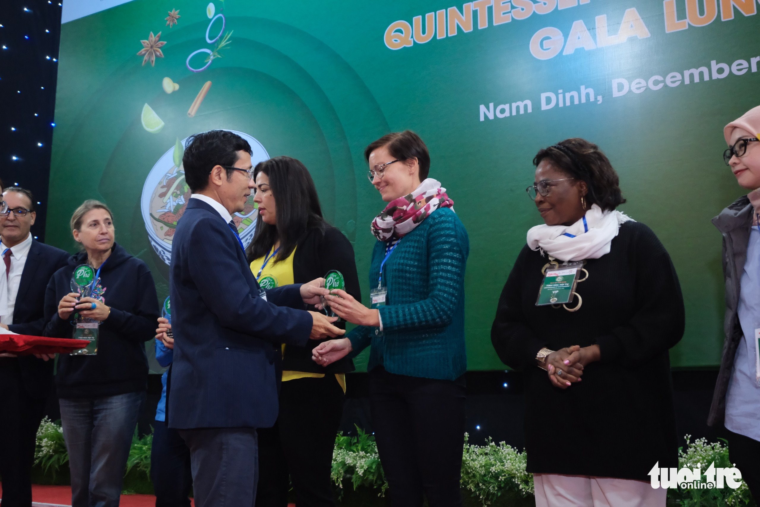 Delegates receive glass plaques for their participation in the Day of Pho event organized by Tuoi Tre (Youth) newspaper in Nam Dinh Province, Vietnam, December 10, 2022. Photo: Nam Tran / Tuoi Tre
