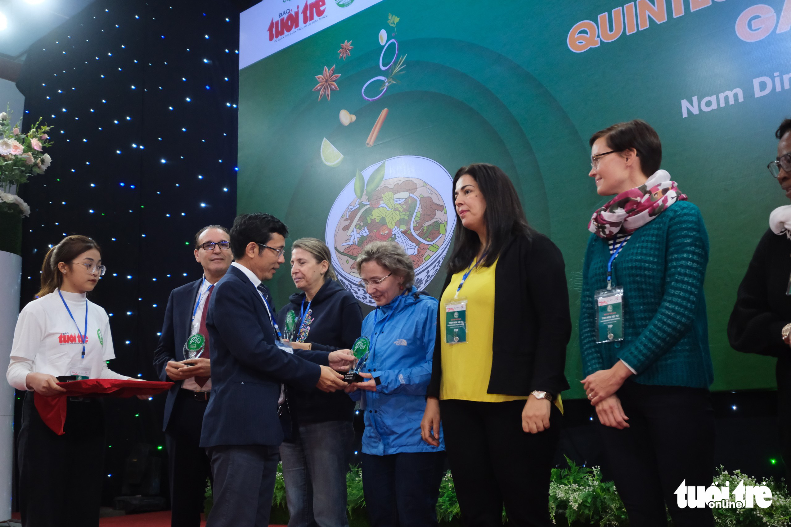 Delegates receive glass plaques for their participation in the Day of Pho event organized by Tuoi Tre (Youth) newspaper in Nam Dinh Province, Vietnam, December 10, 2022. Photo: Nam Tran / Tuoi Tre