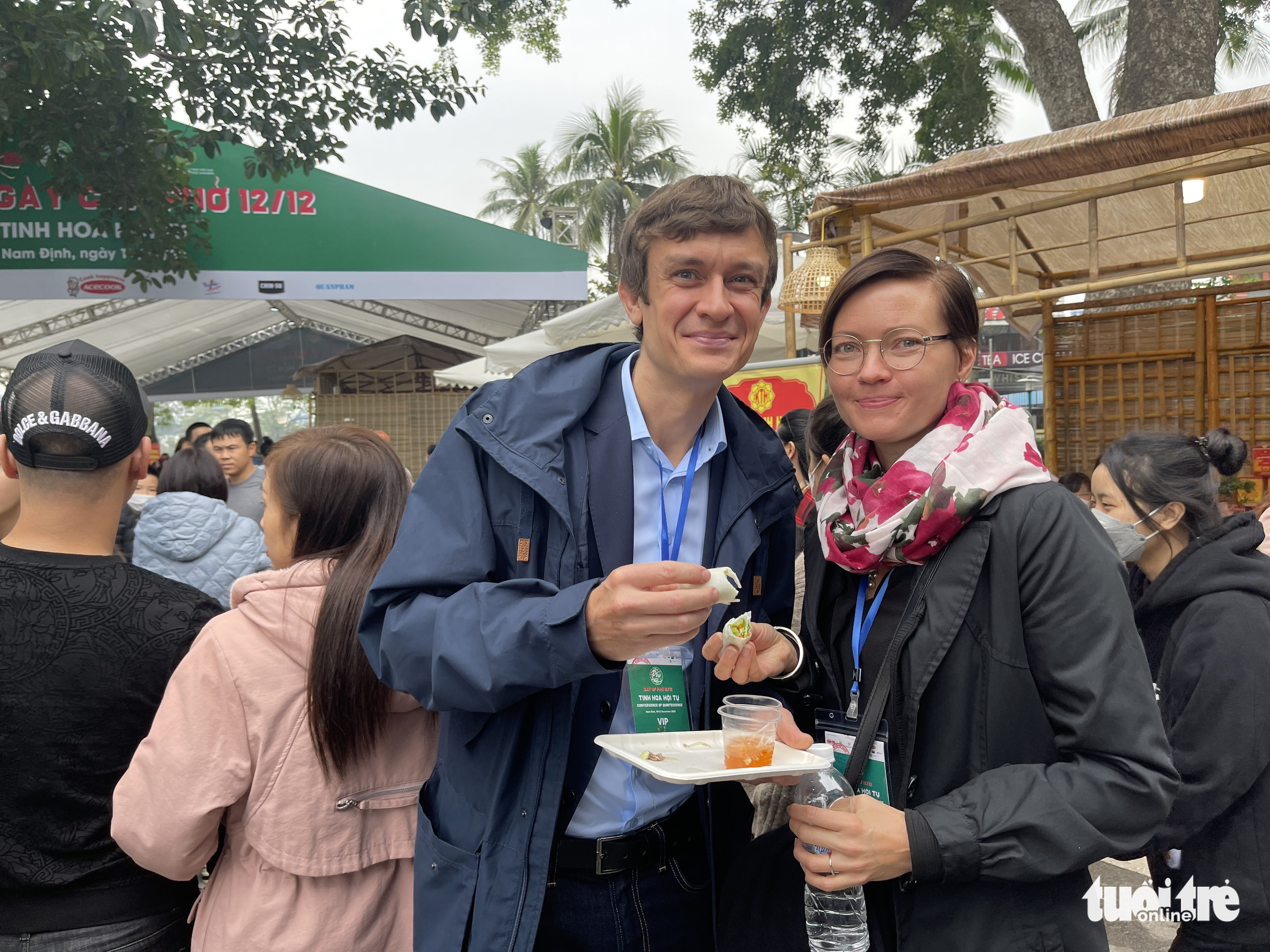 Maija Seppälä, Counselor of the Embassy of Finland, and her husband enjoy the Day of Pho Gala in Nam Dinh Province, Vietnam, December 11, 2022. Photo: Tuoi Tre