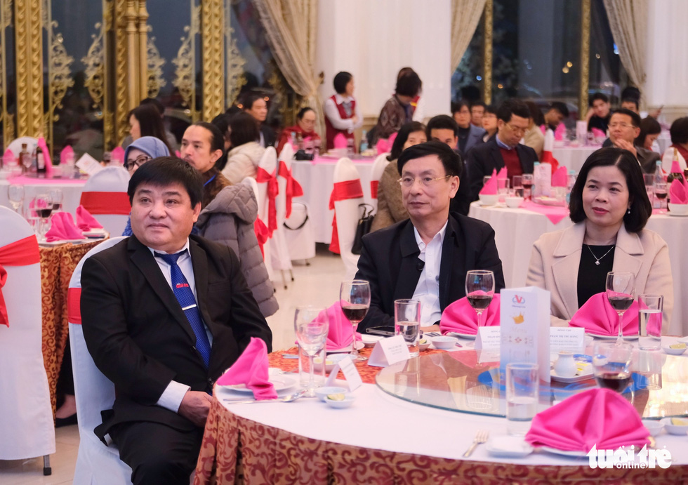 Le The Chu (L) and deputy secretary of the Nam Dinh Party’s Committee Pham Dinh Nghi at the gala dinner. Photo: Nam Tran / Tuoi Tre