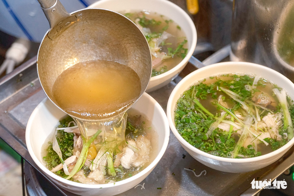 Bowls of bun thang are prepared at 48 Cau Go Street, Hoan Kiem District, Hanoi. Photo: Nam Tran / Tuoi Tre