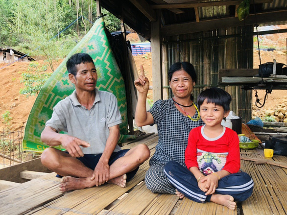 Dinh Thi Truong, her husband and her son come to a new accommodation after narrowly escaping death caused by lightning. Photo: Tran Mai / Tuoi Tre