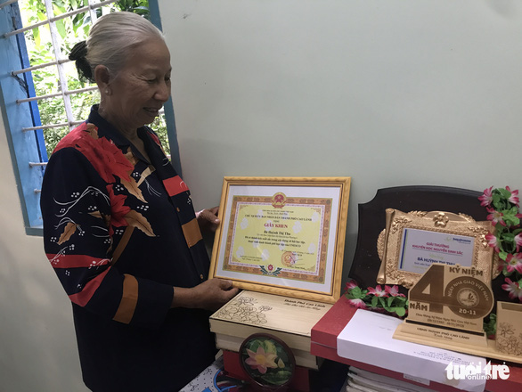 Huynh Thi Thu has received many certificates of merit from the People’s Committee of Cao Lanh City, Dong Thap Province, for contributing to building a learning society. Photo: Dang Tuyet / Tuoi Tre