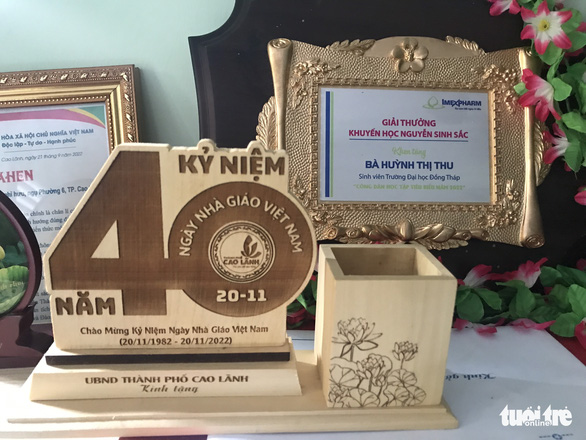 The awards that Cao Lanh City authorities give to Huynh Thi Thu, proving her lifelong learning efforts. Photo: Dang Tuyet / Tuoi Tre