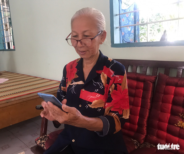 Huynh Thi Thu can now use smartphones to read books online and look for information. Photo: Dang Tuyet / Tuoi Tre