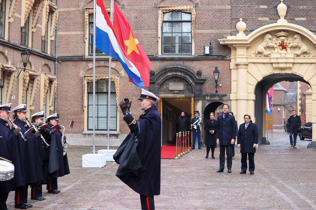 Vietnamese Prime Minister Pham Minh Chinh is welcomed by Prime Minister of the Netherlands Mark Rutte in The Hague, December 12, 2022. Photo: Duong Giang / Tuoi Tre