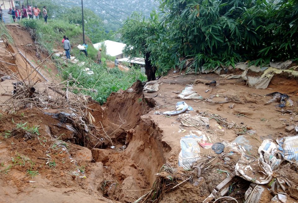 People stand watch after heavy rains caused floods and landslides, on the outskirts of Kinshasa, Democratic Republic of Congo December 13, 2022. Photo: Reuters