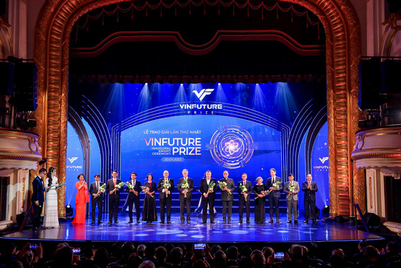 Winners of the 2021 VinFuture Prize receive bouquets at the Hanoi Opera House on January 20, 2022. Photo: Nam Tran / Tuoi Tre