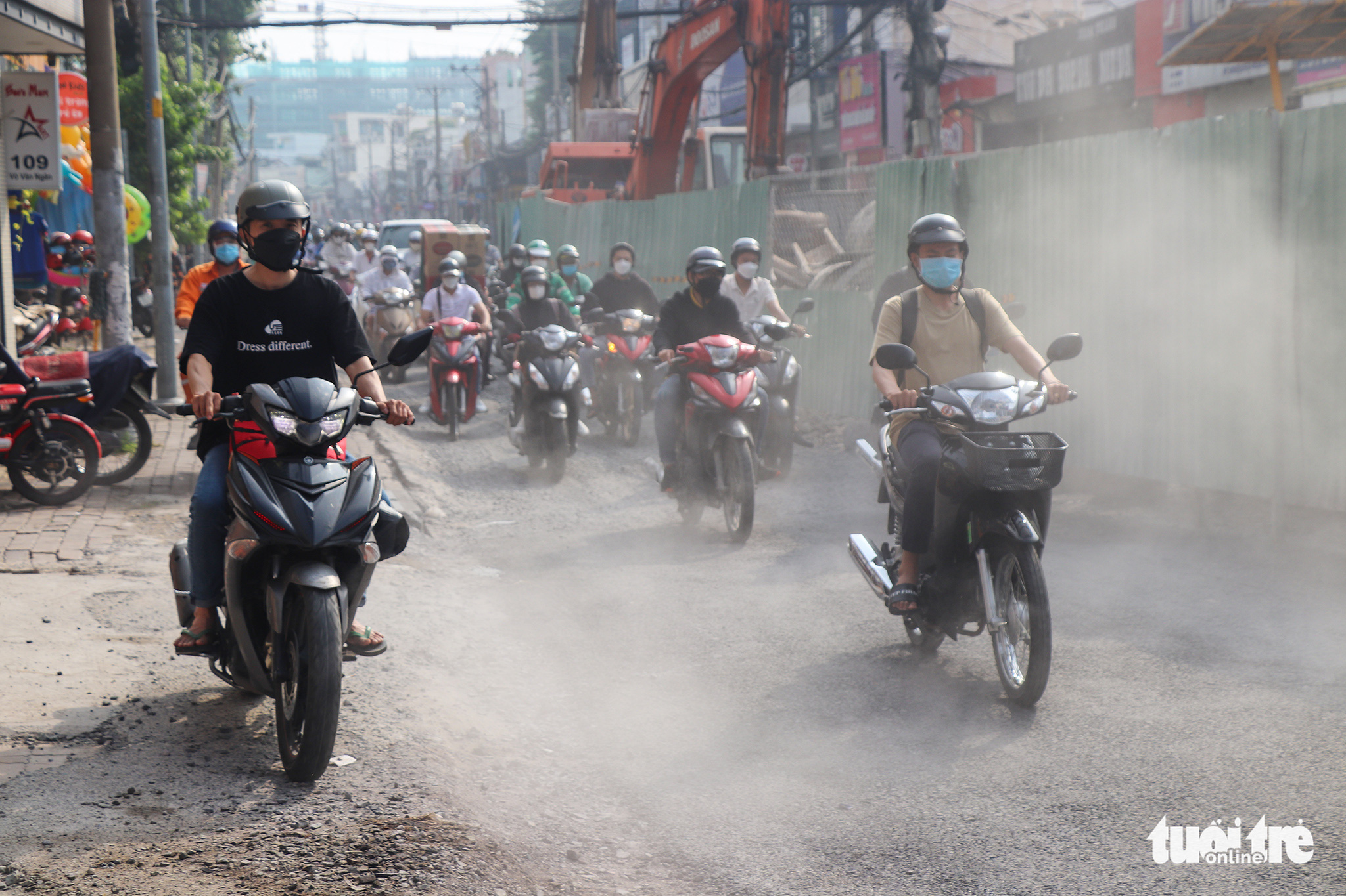 Vo Van Ngan Street in Thu Duc City, Ho Chi Minh City is filled with dust brought about by roadwork. Photo: Chau Tuan / Tuoi Tre