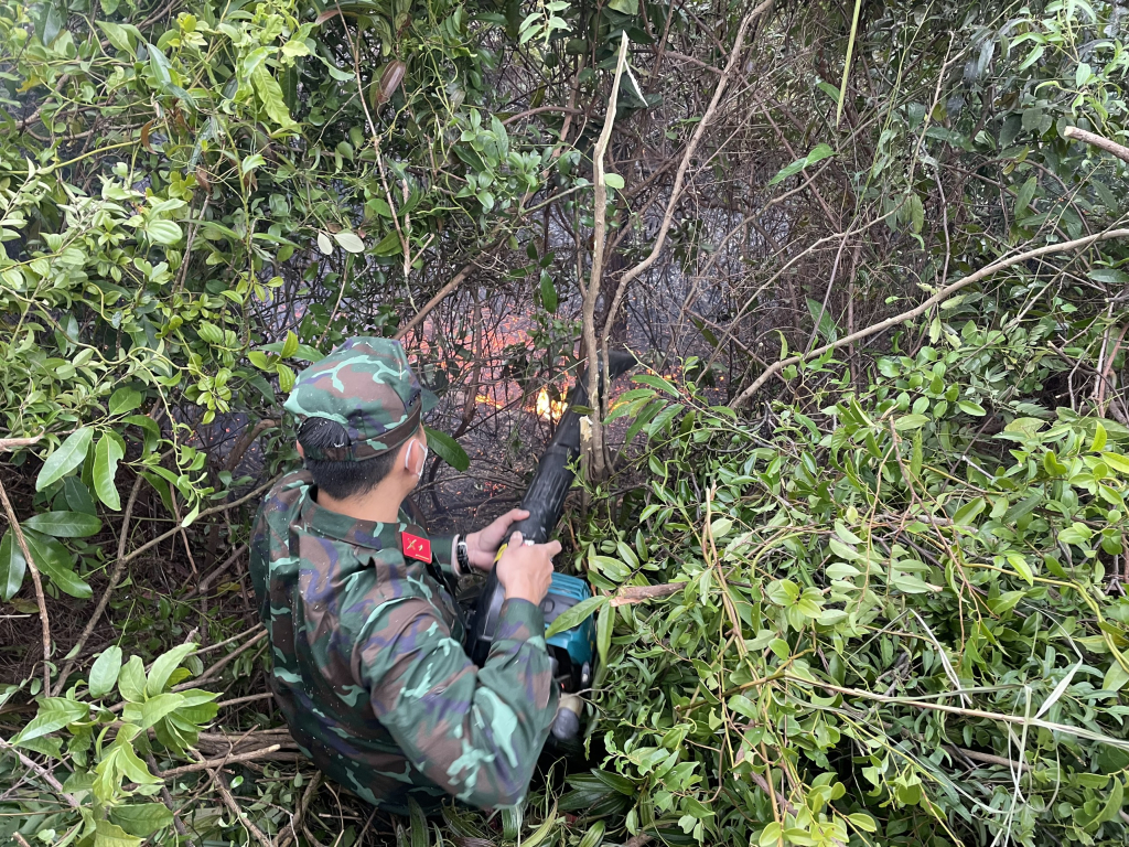 An officer puts out the fire at a forest in Quang Ninh Province, Vietnam, December 17, 2022. Photo: H.Viet / Tuoi Tre